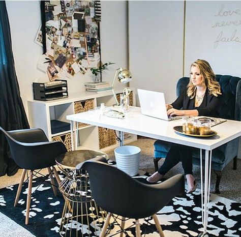 @theeverygirl_ instagram Wedding Planner Office, Glam Office, Office Tour, Cozy Home Office, Dream Office, Minimalist Furniture, Chic Office, Home Office Space, Home Office Organization