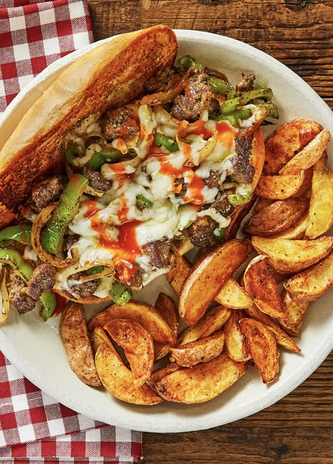 Easy steak sandwich recipe with mozzarella and potato wedges | More recipes on www.HelloFresh.com Beef Hello Fresh Recipes, Antigua Food, Hello Fresh Menu, Recipe With Mozzarella, Hellofresh Meals, Hello Fresh Dinners, Steak Sandwich Recipe, Hellofresh Recipes, Garlic Mayo