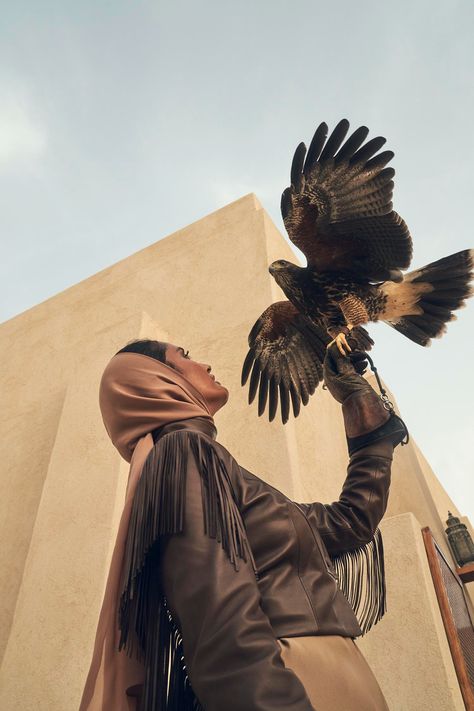 VOGUE ARABIA - sabrina-rynas Arabian Desert Photoshoot, Arabic Fashion Photography, Vogue Saudi Arabia, Arabic Photography, Arab Room, Saudi Pattern, Desert Fashion Editorial, Arabic Hijab, White Fashion Editorial