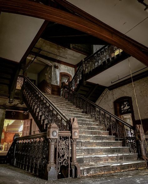 Abandoned Mansions Interior, Abandoned Houses Interior, Ao Oni, Den Decor, Simple Dining Table, Beautiful Ruins, Old Mansion, Old Mansions, Abandoned Castles