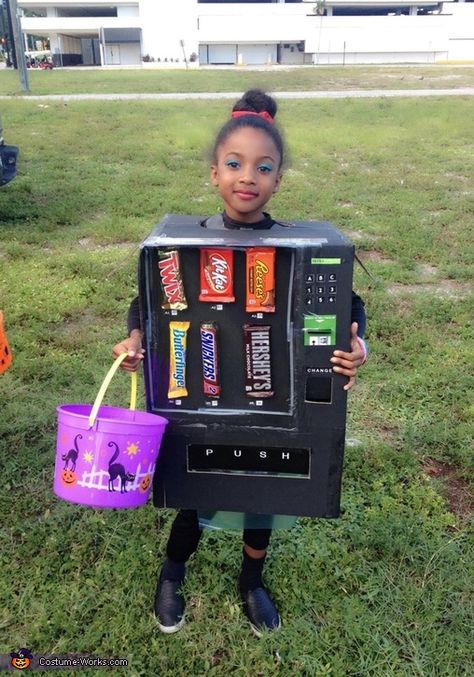 Shari: My daughter is wearing the vending machine costume, We happen to be at Walmart and out of the blue she just turned to me and said Mommy wouldn't it be... Costumes Faciles, Up Halloween Costume, Creative Halloween Costumes Diy, Food Costumes, Diy Costumes Kids, Diy Halloween Costumes For Kids, Costumes Kids, Homemade Halloween Costumes, Diy Kostüm