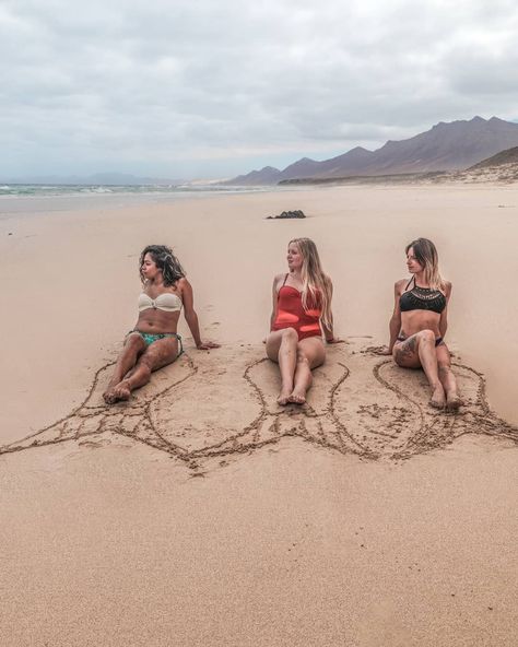 Beach Group Photo Ideas Friends, Beach Pictures Poses Friend Group, 3 Bff Poses, Beach Photoshoot Friends Group Photos, Sand Drawings Beach, Beach Photoshoot Ideas Friends, Beach Friends Photoshoot, Mermaid Beach Photoshoot, Beach Group Photo Ideas