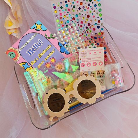 🐰🐥 EASTER DIY BEDAZZLED SUNNIES GIVEAWAY✨️(Instagram Only) Hi everyone! TO celebrate the launch of our DIY Kits, We are giving away 🐤1 x Easter Kit complete with gorgeous Bunny charms, pearls and crystals, and 🦄 1 x DIY kit of your choice for your sis/bestie Choose from: Mermaid Kit, Unicorn Kit, Trucks and Diggers Kit, Retro and Groovy Kit We only ask for a tag of your beautiful creations in return 💗 🌸 To Enter 🐰 Follow us here @scarlettandsisters 🐥 Love and Save this Post 🐇 Share t... Jewelry Kits Diy, Diy Giveaways Ideas Birthday, Giveaway Ideas Birthday, Diy Bedazzled, Diy Souvenirs, Diy Giveaway, Kids Workshop, Business Ideas Entrepreneur, Birthday Activities