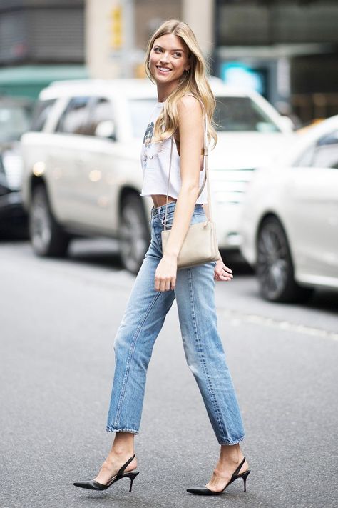 Mom jeans are the denim trend that took over the closets of celebrities this year, and these are the four shoe styles they always wear with them. Kitten Heels Outfit, Trendy Heels, Chic Chic, Amy Jackson, Jeans With Heels, Heels Outfits, Jeans Mom, Denim Trends, Casual Fall Outfits