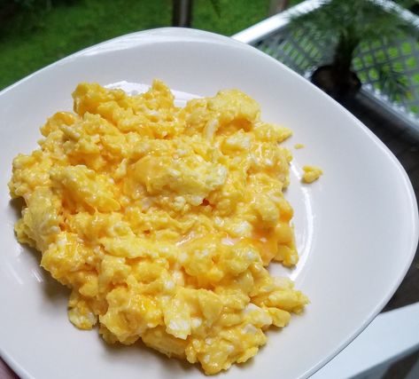 11:30am here, finally having breakfast. Just cheesy eggs - and a great storm. ⛈🍳🙂  What are you eating today?? Scrambled Eggs Healthy, Cheesy Scrambled Eggs, Scrambled Eggs With Cheese, Cheesy Eggs, Low Carb Meal Plan, Low Cal Recipes, Food Carving, Healthy Low Carb Recipes, Healthy Crockpot