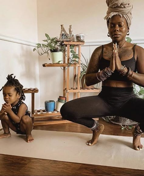 Hippie Mom, Black Motherhood, Black Hippy, Yoga Aesthetic, Estilo Fitness, Mode Hippie, Black Femininity, Black Families, Black Yoga