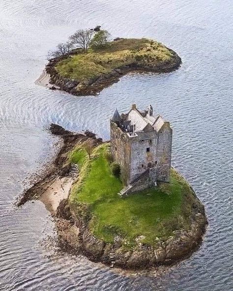 Castle By The Ocean, Medieval Tower, Castle Aesthetic, Castles In Scotland, Abandoned Castles, Architecture History, Scottish Castles, By The Ocean, Beautiful Castles