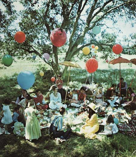 helium balloons anchored by mesh nets...umbrellas #balloon #garden #party #magical 60s Garden Party, Cookbook Club, Picnic Fashion, Vintage Garden Party, Vintage Garden Parties, Deco Champetre, Birthday Picnic, Garden Picnic, Vintage Picnic