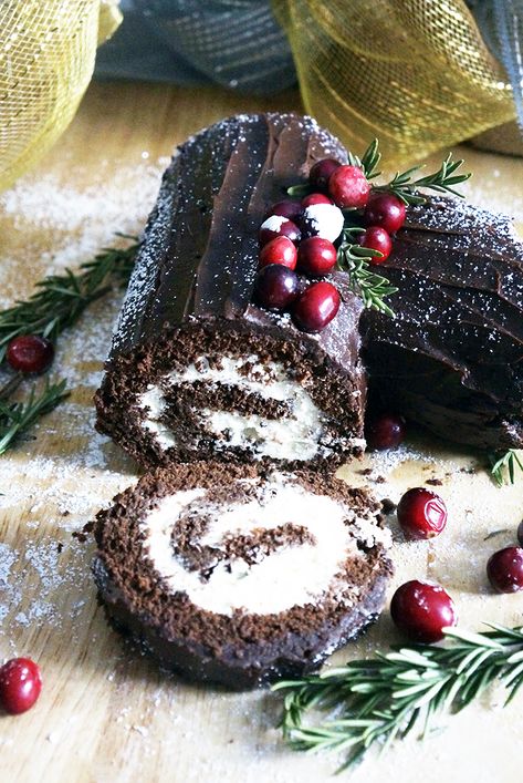 Log Cake Recipe, Christmas Yule Log Cake, Yule Log Cake Recipe, Yule Log Recipe, Christmas Yule Log, Cakes For Sale, Yule Log Cake, Log Cake, Christmas Cake Recipes