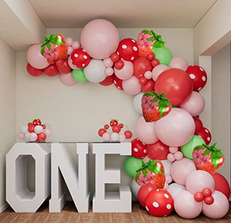 Fruit Party Decorations, Strawberry Birthday Party, First Birthday Balloons, Fest Temaer, Birthday Party Background, Strawberry Birthday, 1st Birthday Party Decorations, First Birthday Party Decorations, Girl Birthday Decorations