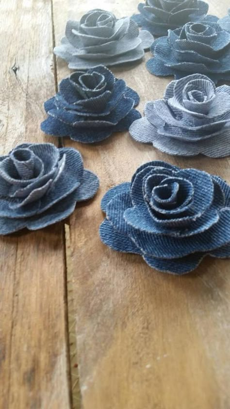 Romantic Wedding Flowers Centerpieces, Återvinna Jeans, Country Wedding Flowers, Burlap Roses, Fabric Christmas Ornaments Diy, Folded Fabric Ornaments, Folded Fabric, Blue Jeans Crafts, Christmas Ornaments Diy