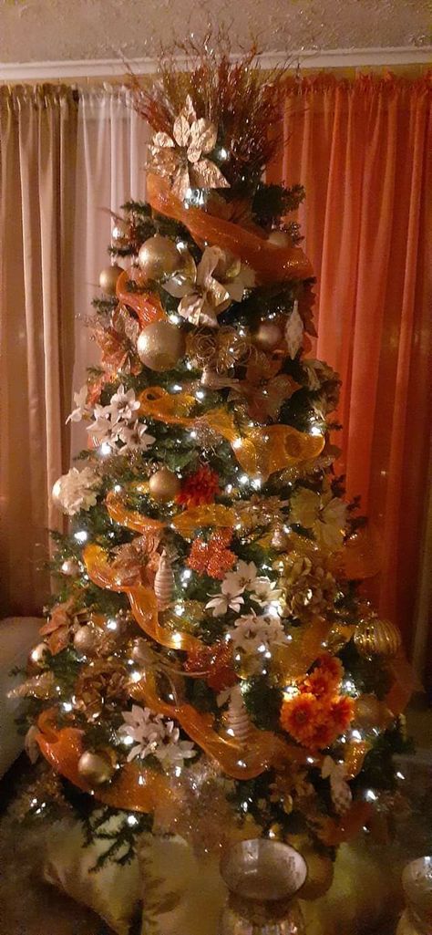 White And Orange Christmas Tree, Christmas Tree Ideas Orange, Orange Christmas Tree, Christmas Tips, Orange Christmas, Orange Ribbon, Orange Walls, 2024 Christmas, Christmas Theme