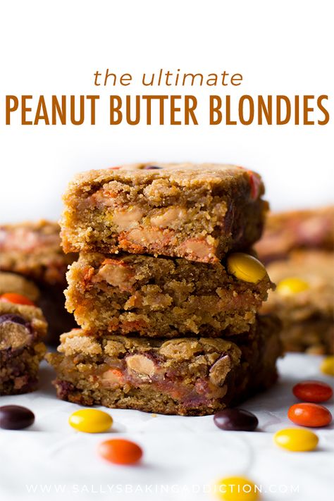 Super soft and simple peanut butter blondies filled with Reese's Pieces! Recipe on sallysbakingaddiction.com Peanut Butter Blondies Recipe, Peanut Butter Blondies, Peanut Butter Cookie Bars, Sally's Baking, Blondies Recipe, Peanut Butter Lovers, Reeses Peanut Butter, Peanut Butter Recipes, Köstliche Desserts