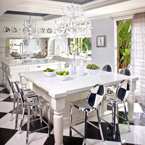 JEFF ANDREWS / DESIGN on Instagram: “A little Kitchen Glamour to brighten the day! 🖤🤍 #thenewglamour #kitchendesign #kitchendecor #kitchenglam #interiordesign #interiordesigner…” Kris Jenner Kitchen, Celebrity Houses Interior, Kris Jenner House, Kardashian House, Khloe Kardashian House, Kardashian Home, Jenner House, Estilo Kardashian, Boss Life