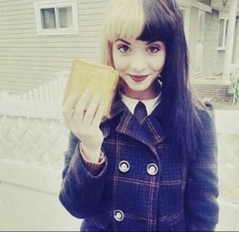 Pics Of Melanie Martinez, Rare Melanie Martinez, Outside House, House Fence, Melanie Martinez, Fence, Funny