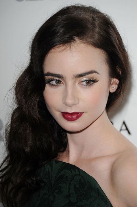 Dark Hair Red Lips, Raspberry Lipstick, Dark Winter Makeup, Dark Hair Pale Skin, ليلي كولينز, Pale Skin Makeup, Burgundy Lips, Lily Jane Collins, Hair Pale Skin