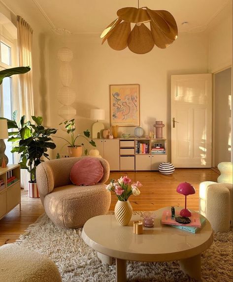 Colorful Plant Living Room, Cozy Colorful Apartment Aesthetic, College Girl Living Room, Girly Apartment Decor Living Room, Cali Apartment, School Apartment, Dc Apartment, Colourful Decor, Colorful Vibes