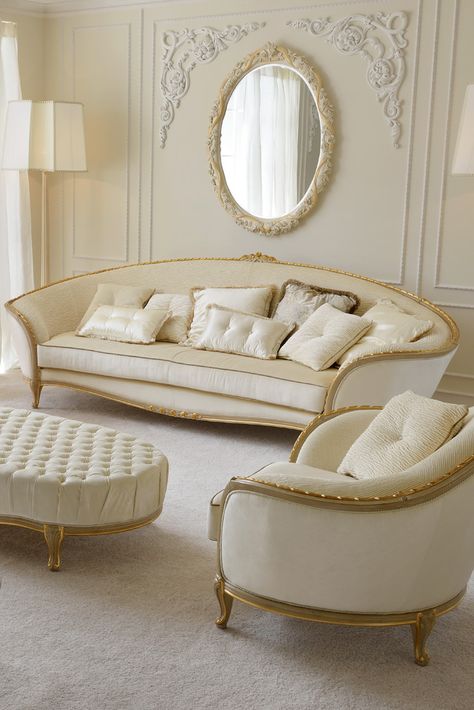 Create a sublime atmosphere for your home with the Louis Reproduction Sofa, fabulous in any setting... adding the utmost in classic style and glamour for your interior. Modern Classic Sofa, French Sofa, Luxury Italian Furniture, Simple Sofa, التصميم الخارجي للمنزل, Classic Sofa, Interior Modern, White Furniture, Luxury Sofa