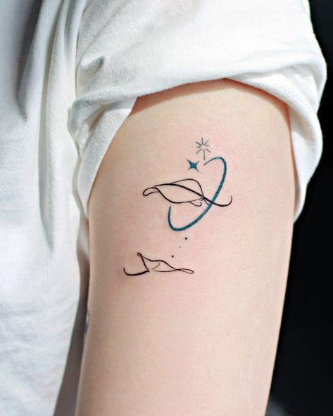 Minimalist Stingray Tattoo, Sting Ray Tattoo, Stingray Tattoos, Stingray Tattoo, Ray Tattoo, Sea Tattoo, Aquatic Creatures, Henna Ideas, Arm Band Tattoo