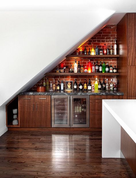 Transform the space under the stairs into a contemporary home bar [Design: Palmerston Design Consultants] Contemporary Home Bar Designs, Small Home Bar Ideas, Bar Under Stairs, Attic Bar, Small Bars For Home, تحت الدرج, Basement Bar Design, Toilette Design, Modern Home Bar