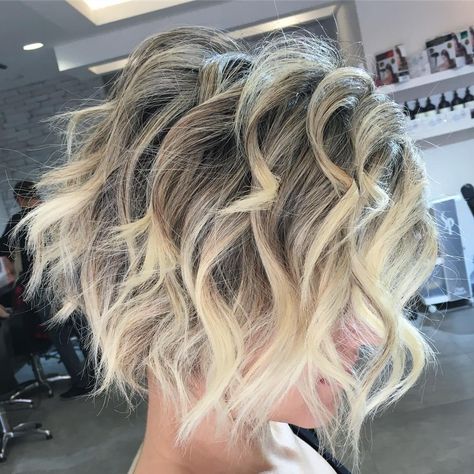 Blonde+Wavy+Ombre+Balayage+Bob Popular Short Haircuts, Balayage Bob, Short Ombre, Short Ombre Hair, Wavy Curls, Short Curls, Penteado Cabelo Curto, Ombre Hair Color, Blonde Ombre