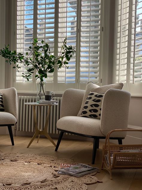 How to Style a Beautiful Bay Window | Love Your Home Bay Window Armchair, Bay Window Coverings, Bay Seating, Bay Window Decorating Ideas, Bay Window Decor, Bay Window Design, Window Bay, Bay Window Living Room, Bay Window Seat