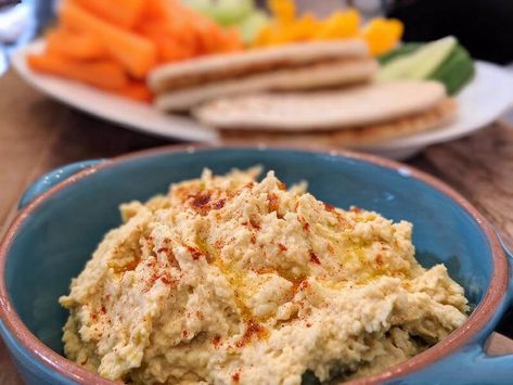 Simple houmous Hummus Recipe With Tahini, Beet Chips Recipe, Peanut Butter Hummus, The Best Hummus, Best Hummus, Beet Chips, Bean Snacks, Peanut Recipes, Chop Suey