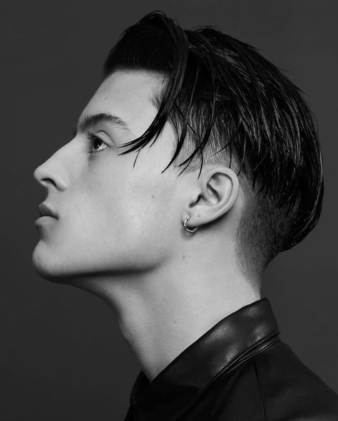 TONI&GUY on Instagram: “We love this classic men’s wet-look with fade by International Artistic Director @dexterdapper 💥  #menshair #wetlook #barber #barbering…” Low Fade Long Hair, Low Taper Fade Haircut, Mens Medium Length Hairstyles, Mens Haircuts Short Hair, Brush Cut, Low Fade Haircut, Tapered Hair, Asian Men Hairstyle, Mullet Haircut