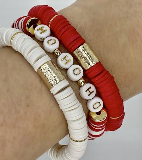 Red Heishi Bracelet, What To Put On Bracelets, Clay Bead Bracelet Ideas Holiday, Clay Bracelet Christmas, Heishi Bracelet Ideas Christmas, Xmas Clay Bead Bracelet, Christmas Clay Beads Bracelet, Christmas Stretch Bracelets, New Years Bracelets