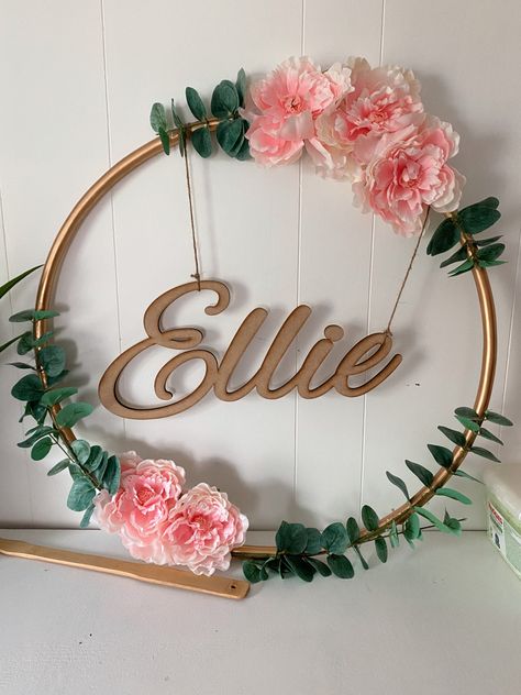 Hoola Hoop Backdrop, Hulla Hoop Decoration Diy, Hula Hoop Wreath Diy, Floral Chandelier Diy, Hula Hoop Wreath, Hoop Wreath Diy, Quince Decorations, Idee Cricut, Gold Spray Paint