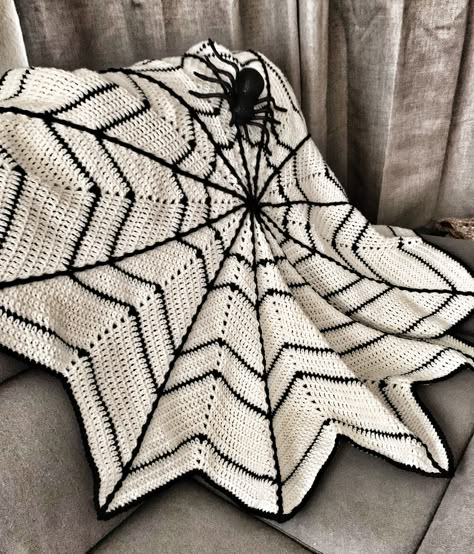 Spooky Crochet Clothes, Crochet Blanket Halloween, Crochet Spider Web Blanket Pattern Free, Crochet Halloween Projects, Fall Store Display Ideas, Crochet Halloween Ideas, Crochet Spider Web Top, Crochet House Decor, Crochet Cobweb