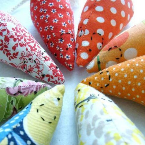 13 DIY cat toys to help you show your cat some love – SheKnows Catnip Toys Diy, Cat Toy Ideas, Cat Corner, Cat Projects, Catnip Mouse, Pet Crafts, Diy Cat Toys, Mouse Toy, Mouse House