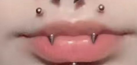 Dracula Piercing, Fang Piercing Lip, Mouth Pirsing, Canine Bites Piercing Aesthetic, Lip Piercing Angel Bites, Heart Shaped Piercing, Angel Peircings, Vampire Fang Piercing, Vertical Monroe Piercing