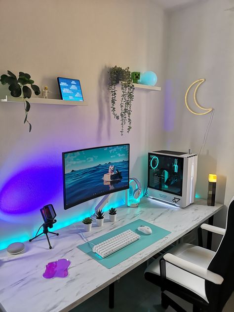 Water Themed Room Aesthetic, Set Up Gamer Aesthetic, White Set Up, Room Ideas Gaming, Bedroom Gaming Setup, White Desk Setup, Plant Desk, Gaming Bed, Game Room Ideas