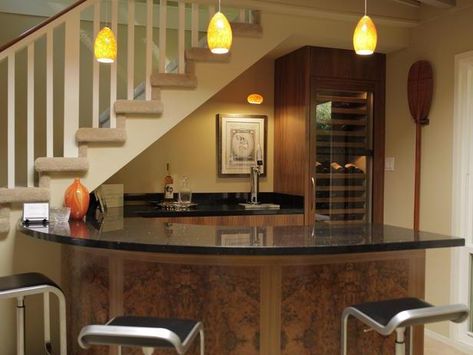 Beautiful bar under the stairs. Bar Under Stairs, تحت الدرج, Basement Bar Design, Corner Bar, Home Bar Rooms, Bar In Casa, Bar Sala, Basement Bar Designs, Home Bar Design