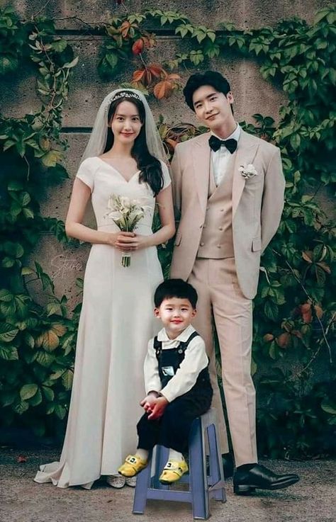 Big Mouth Kdrama, Kdrama 2022, Filipiniana Wedding Theme, Big Mouse, Korean Tv Series, Korean Couple Photoshoot, Wedding Photoshoot Props, Korean Best Friends, Jong Suk