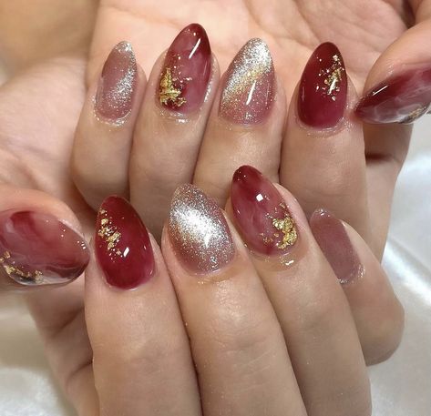 Maroon Nail Art, Maroon Nail Designs, Nail Art Designs For Beginners, Nail 2023, Red And Gold Nails, Red Nail Art Designs, Easy Nail Art Designs, Fake Nails Designs, Korean Nail Art