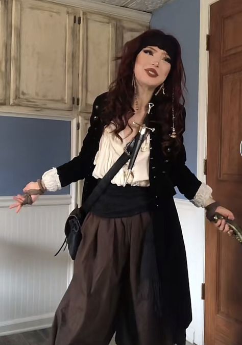 Pirate Costume Masculine, Pirate Outfit Women Aesthetic, Pirates Female Outfits, Lesbian Pirate Outfit, Gender Neutral Pirate Outfit, Grunge Pirate Costume, Simple Ren Faire Outfit Pirate, Ten Faire Pirate, Medieval Pirate Woman