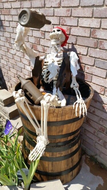 Drinking Skeleton Diy Pirate Party, Pirate Party Ideas, Pirate Halloween Decorations, Pirate Halloween Party, Diy Pirate, Halloween Camping, Halloween Diy Outdoor, Halloween Outside, Pirate Decor