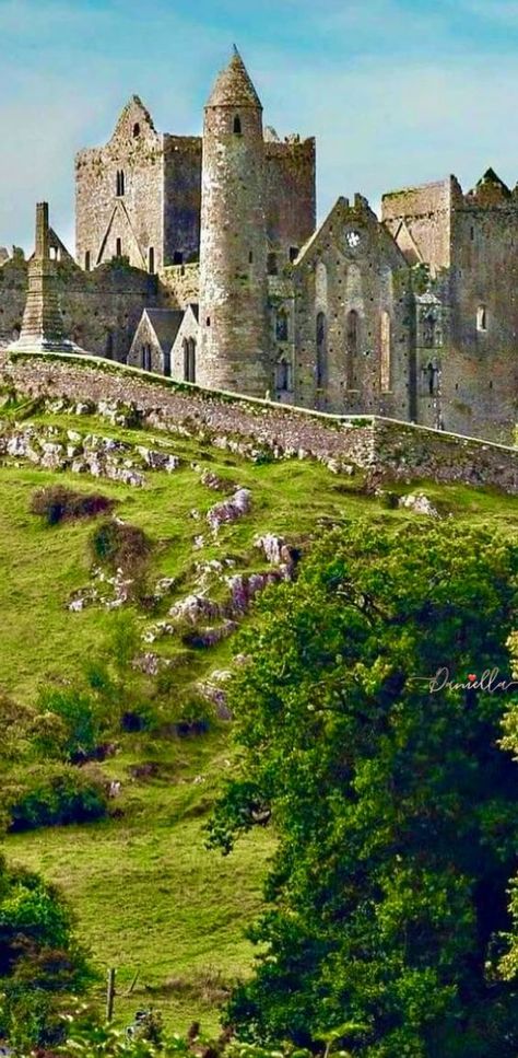 Rock Of Cashel Ireland, Cashel Ireland, Rock Of Cashel, Tipperary Ireland, Love Ireland, Cliffs Of Moher, St Pattys, Life Is Beautiful, Europe Travel