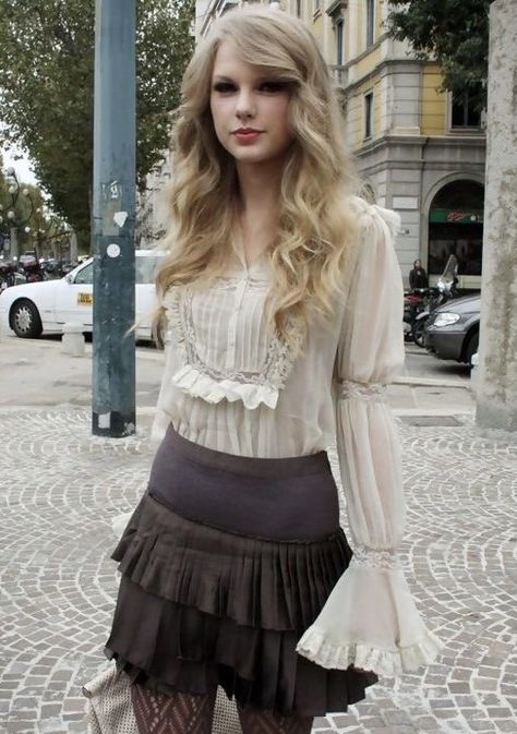 Taylor Swift 2010, Young Taylor Swift, Taylor Outfits, Taylor Swift Outfits, Long Live Taylor Swift, Style Looks, Live Taylor, Taylor Swift Pictures, Street Style Looks