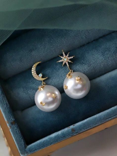 Star And Moon Jewelry, Unique Bridal Accessories, Celestial Wedding Ideas, Vintage Celestial Wedding, Sun And Moon Wedding, Celestial Fashion, Pearl Wedding Accessories, Stars Wedding, Earring Bridal