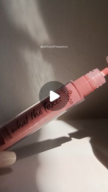 Beauty Aesthetic Makeup, Makeup Lip Products, Aesthetic Lipgloss, Beauty Content Creator, Beauty Content, Beauty Aesthetic, Essence Cosmetics, Makeup Aesthetic, Lip Products