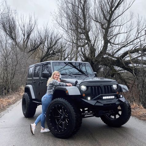 Jeep Photoshoot Ideas, Jeep Wrangler White, Jeep Photoshoot, Two Door Jeep Wrangler, Jeep Wrangler Girl, Dodge Car, White Suv, Jeep Photos, Custom Jeep Wrangler