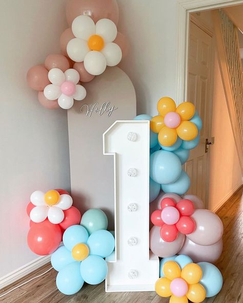 Groovy Balloon Decor, Spring Balloon Arch, Birthday Event Ideas, Hippie Birthday Party, Daisy Theme, Flower Birthday Party, 1st Birthday Balloons, 1st Birthday Girl Decorations, Hippie Birthday