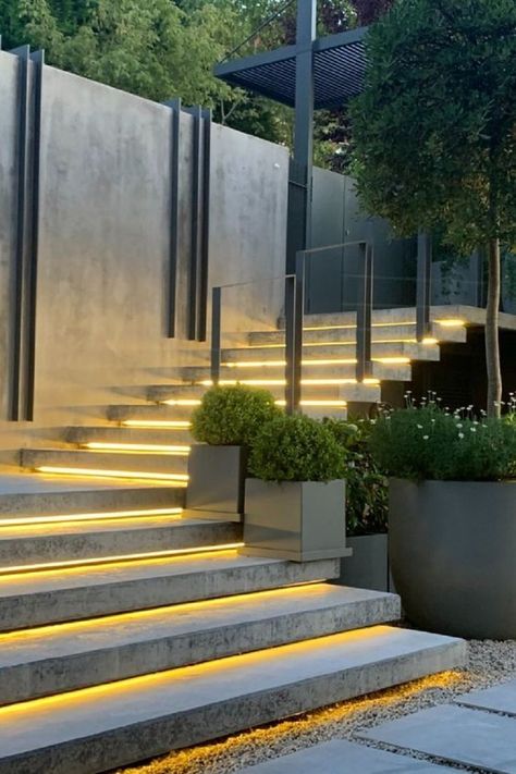 Outdoor Staircase Design Entrance, Outdoor Stairs To House Entrance, Bungalow Landscaping, Modern Villa Exterior, Outside Stairs, Wall Plants, Ideas For House, Garden Landscaping Ideas, Landscape Stairs