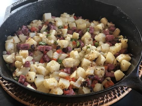 Inspired by "How the Grinch Stole Christmas," this breakfast hash makes a perfect start to holiday mornings. Who Hash Grinch, Grinch Christmas Eve Party, Grinch Meal Ideas, Christmas Movie Recipes, Whoville Feast, Grinch Food Ideas Dinner, Who Hash Recipe, Grinch Breakfast Ideas, Grinch Appetizers