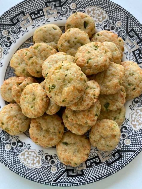 Fine Southern Dish Cheesy Jalapeno Shortbread 12 Tomatoes, Jalapeño Shortbread, Jalapeño Rolls, Mexican Favorites, Cooking Panda, 12 Tomatoes Recipes, Bisquick Recipes, Breaking Bread, Breakfast Casseroles