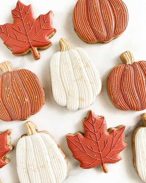 Pumpkin Cookies Decorated, Thanksgiving Cookies Decorated, Fall Decorated Cookies, Flooding Cookies, Pumpkin Sugar Cookies, Halloween Cookies Decorated, Royal Iced Cookies, Leaf Cookies, Sugar Cookie Royal Icing