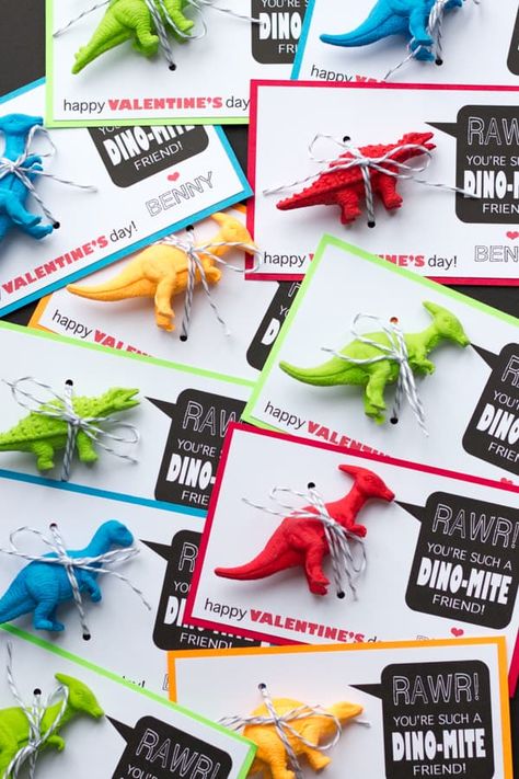 12 HIP AND NON-GIRLY VALENTINE FAVORS Dinosaur Valentine, 4de Verjaardag, Awesome Party Favors, Valentine Favors, Valentinstag Party, Happy Hearts Day, Preschool Valentines, Toddler Valentines, Valentines Printables Free